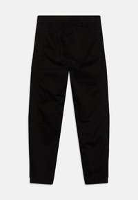 Černé zúžené cargo kalhoty s elastickým pasem, bočními kapsami a cuffy na spodním lemu, vyrobené z lehké a prodyšné látky.