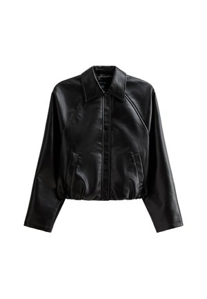 Zwarte cropped leren jas met een kraag, knoopsluiting en zijzakken. Heeft een gladde textuur en raglanmouwen.