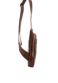 Borsa in pelle marrone con finitura liscia, chiusura con zip, tracolla regolabile e design piatto, che mette in mostra hardware minimale e cuciture a contrasto.