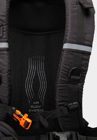 Sac à dos noir avec un panneau arrière en maille, présentant un motif d'aération visible et des accessoires orange. Comprend des bretelles réfléchissantes et des boucles réglables.