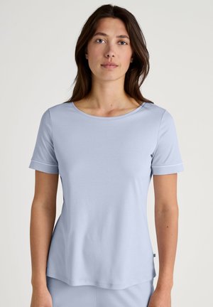 T-shirt azzurro chiaro realizzato in cotone morbido, con maniche corte, scollatura rotonda e una vestibilità comoda con risvolti sulle maniche.