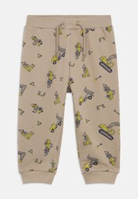 Παντελόνι σε καφέ απόχρωση με ελαστική μέση και κορδόνι. Διακοσμείται με σχέδια κίτρινων κατασκευαστικών οχημάτων και κώνους κυκλοφορίας. Μαγνήσια υφή υφάσματος.