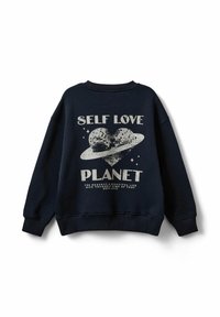 Tengerészkék, laza szabású pulóver, textúrált grafikus nyomattal, amelyen egy szív és egy bolygó látható, valamint a "SELF LOVE PLANET" felirat fehér színben.