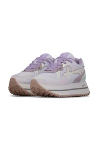 Sneaker bianche e viola chiaro con suola texturizzata, finitura lucida e marchio prominente sul lato. Presentano un design a strati e lacci.