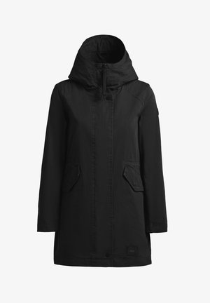 Palton negru cu glugă, mâneci lungi, închidere frontală cu fermoar și capse, buzunare cu clapetă pe ambele părți și guler înalt.