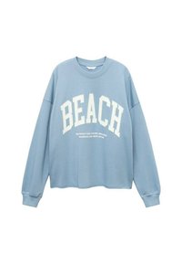 Svetlo modra dukserica z dolgimi rokavi, okroglim izrezom in belim napisom "BEACH" čez prsa. Mehka tekstura in sproščen kroj.