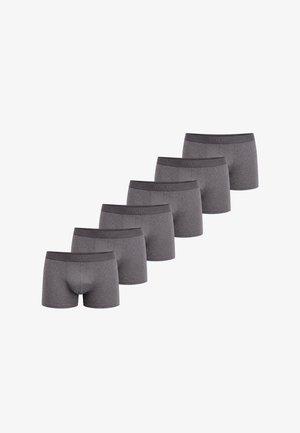 Sechs graue Herren-Boxershorts mit dunklen Bündchen, die mit "JOOP!" gebrandet sind, diagonal auf weißem Hintergrund angeordnet.