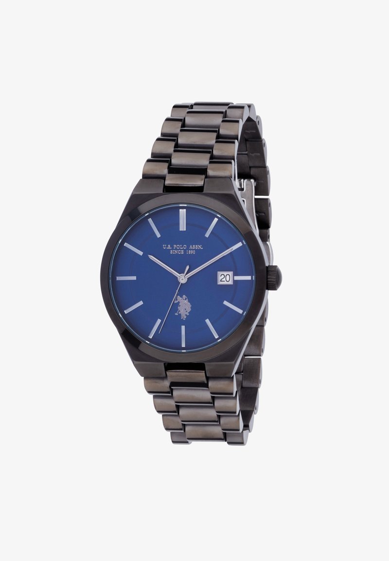 Orologio in acciaio inossidabile nero con quadrante rotondo blu, indicatori delle ore in argento, display della data alle 3, e bracciale a maglie. Logo U.S. Polo Assn. incluso.