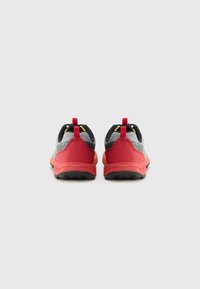 Grijze sportschoenen met een rode hak en zool. Zwarte accenten en een ontwerp met een bovenkant van mesh. Voorzien van een trekstrip aan de achterkant en een getextureerde loopzool.