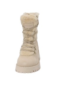 Beżowe sznurowane botki z sztucznym futrem na cholewce, wykonane z miękkiego zamszu, z solidną teksturowaną podeszwą i złotymi detalami.