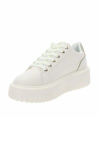 Witte sneaker van een glad materiaal, met een ronde neus en een dikke, gegroefde zool. Heeft metalen accenten op de hiel en een vetersluiting met zes eyelets.