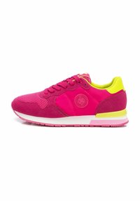 Zapatillas rosas con material de malla y gamuza, que presentan acentos amarillos, cordones y una entresuela blanca. El diseño es atlético con una punta redondeada.