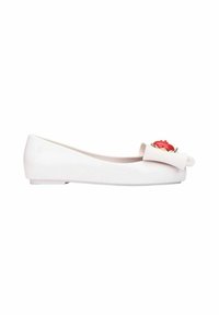 Bailarinas blancas con un acabado suave, adornadas con un gran lazo y un acento floral rojo en la puntera. Suela plana, sin herrajes visibles.