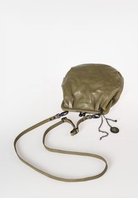 Olivegrünes Lederhandtasche mit gerundeter Form, Kettenakzenten und verstellbaren Trägern. Verfügt über eine strukturierte Oberfläche und einen Reißverschluss.