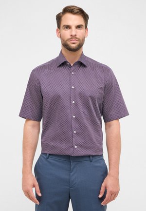 Korte mouwen, paarse patroon shirt met een button-down kraag en witte knopen, gecombineerd met blauwe broeken, met een gladde stof textuur.
