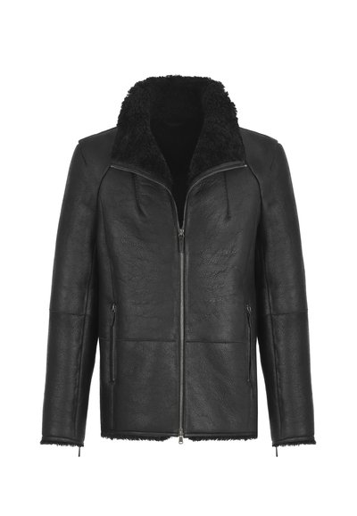 Giubbotto in pelle nera con zip frontale, tasche laterali con zip e foderatura spessa in pile visibile al colletto e ai polsini.