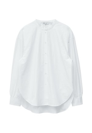 Chemise blanche à manches longues avec col mao, ourlet arrondi et poignets boutonnés, présentée sur un fond blanc.