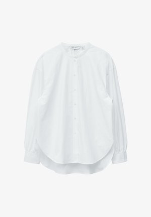 Biała koszula na długi rękaw z guzikami, kołnierzem typu band, zaokrąglonym dołem i zapinanymi na guziki mankietami, przedstawiona na białym tle.