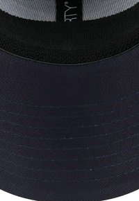 Schwarze Baseballmütze mit strukturiertem Material, gebogenem Schirm und kontrastierendem Futter. Verfügt über Stichdetails entlang des Schirms.