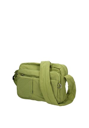 Grüne Stoff-Crossbody-Tasche mit mehreren Reißverschlussfächern und verstellbarem Riemen, vor weißem Hintergrund positioniert.