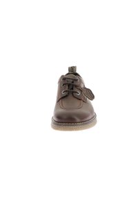 Scarpa in pelle marrone con design con lacci, punta arrotondata, dettagli cuciti e suola in gomma texturizzata. Presenta un'etichetta in tessuto sulla linguetta.
