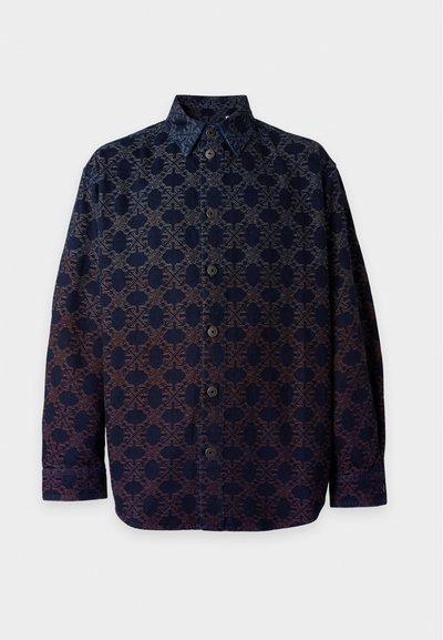 Chemise bleu foncé à manches longues avec boutons, avec un motif géométrique de maillons de chaîne qui passe du bleu à des teintes rouges.