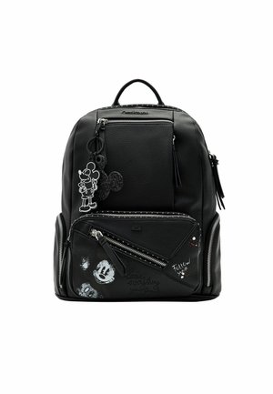 Czarny plecak z wieloma kieszeniami na suwak, białe twarze Myszki Miki w stylu graffiti oraz brelok z Myszką Miki przymocowany do przedniego suwaka.