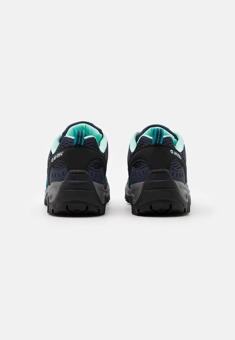 Zapatos de senderismo en negro y teal con una parte superior de malla texturizada, cuello acolchado y un diseño de suela resistente para tracción. Presenta una marca en el talón.