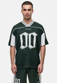 Groen mesh shirt met witte accenten, voorzien van een grote witte '00' grafiek. Korte mouwen en een V-hals ontwerp. Gecombineerd met bijpassende shorts.