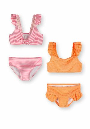 Dwa komplety bikini dla dziewczynek: jeden w różowo-białe paski z wiązanym topem, drugi w jednolitym pomarańczowym kolorze z fakturą w kwiatu wzory i falbankami na krawędziach.