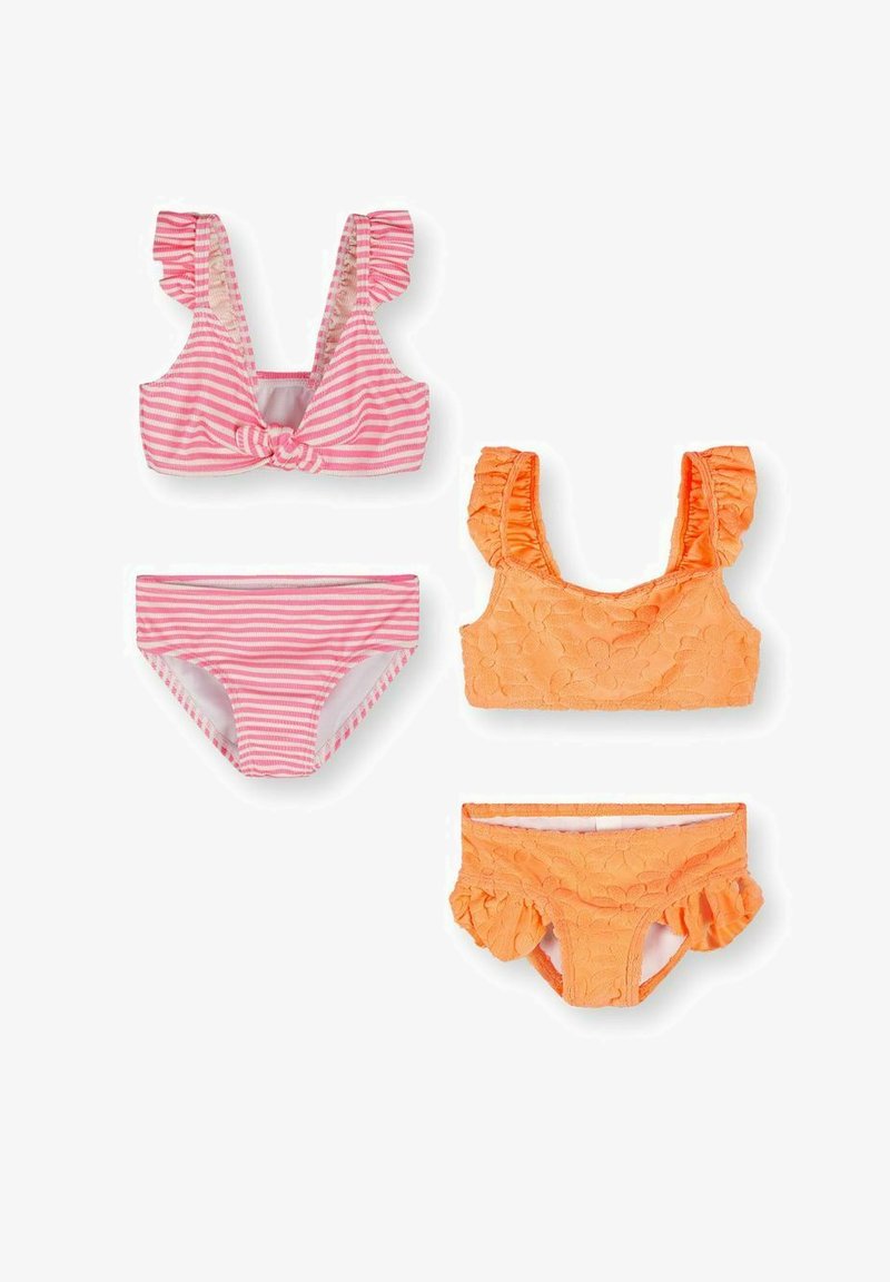 Deux ensembles de bikinis pour filles : un rayé rose et blanc avec un haut noué, un uni orange avec un motif floral texturé et des bords volantés.