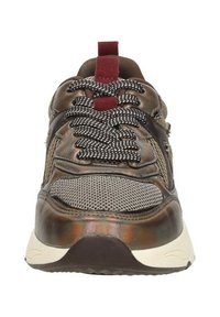 Bruine metallic sneaker met meshpanelen, zwart-witte veters, gestructureerd leer en een kastanjebruine lus aan de achterkant voor gemakkelijk aan- en uittrekken.
