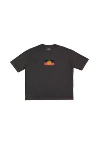 Zwart T-shirt met korte mouwen met rode en zwarte horizontale strepen en een gele spiraalvormige cirkelafbeelding op het midden voor.