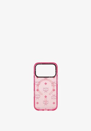 Transparent pink telefoncover med MCM-logo mønster og en stor rektangulær kameraskæring med sort kant.