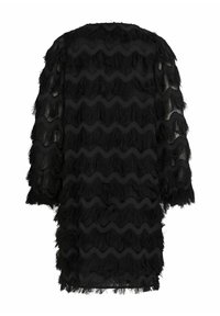 Robe noire texturée avec des détails en frange ondulée sur une base transparente. Elle a des manches trois-quarts et une coupe décontractée.