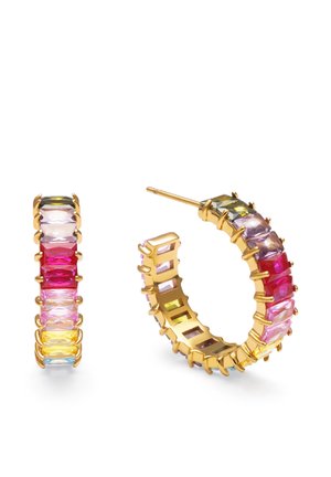 Juego de pendientes de aro dorados con gemas rectangulares multicolores que incluyen rojo, rosa, amarillo, azul y púrpura, mostrados desde vistas frontal y lateral.