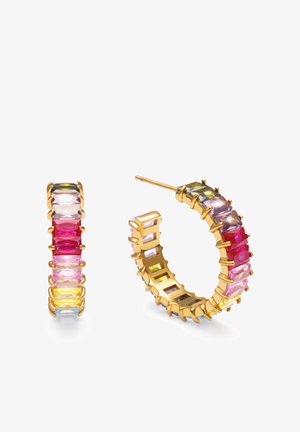 Boucles d'oreilles créoles en or serties de pierres précieuses rectangulaires multicolores comprenant du rouge, rose, jaune, bleu et violet, vues de face et de profil.
