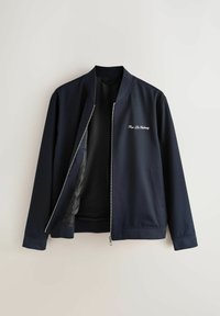 Veste bomber bleu marine avec fermeture éclair frontale, deux poches latérales, doublure en mesh, et inscription blanche brodée sur le côté gauche de la poitrine.