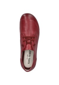 Scarpa stringata in pelle rossa con punta rotonda, texture liscia e dettagli interni in beige. Include gli occhielli e una soletta imbottita.