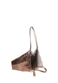 Metalen roségouden draagtas met twee verlengde handvatten, open bovenkant en een ruime binnenkant. Kenmerken zijn zichtbare stiksels en een gladde textuur.