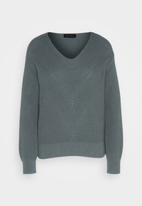 Szary sweter dziergany z dekoltem w serek, z teksturowanym wzorem i otwartym splotem. Luźne długie rękawy z prążkowanymi mankietami i brzegiem.