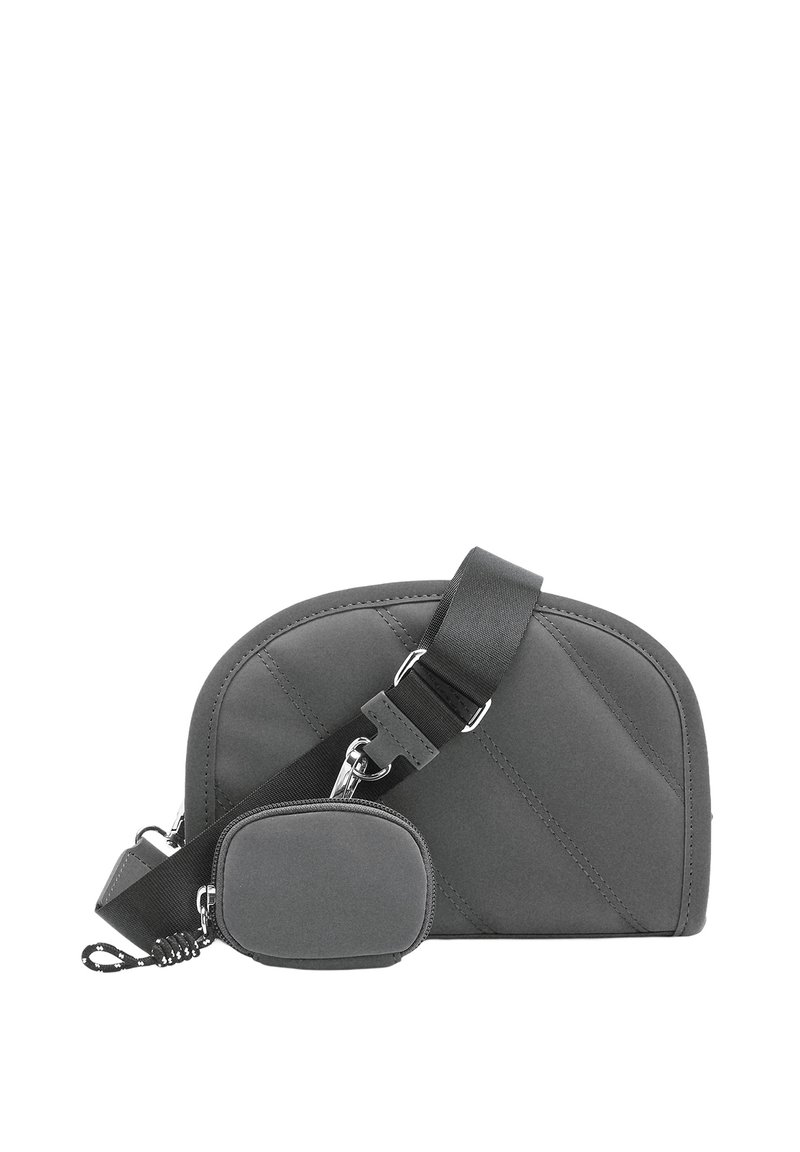 Szara pikowana torba na ramię o zaokrąglonym kształcie, z regulowanym paskiem i odłączaną małą saszetką. Wykonana z gładkiego materiału z subtelnym przeszyciem.