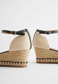 Next FOREVER COMFORT CLOSED TOE -REGULAR FIT - Obuv s klinovým podpätkom - black white stripe