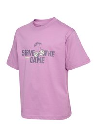Hellblaues Baumwoll-T-Shirt mit kurzen Ärmeln, mit einem Grafikdesign von Kirschen und Volleyballs sowie dem Text "SPIEL SERVIEREN" in Grau.
