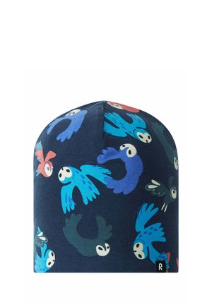 Ciemnoniebieska czapka typu beanie z kolorowymi kreskówkowymi sowami w odcieniach niebieskiego, zielonego i czerwonego rozmieszczonymi na tkaninie.