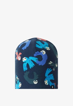 Ciemnoniebieska czapka typu beanie z kolorowymi kreskówkowymi sowami w odcieniach niebieskiego, zielonego i czerwonego rozmieszczonymi na tkaninie.
