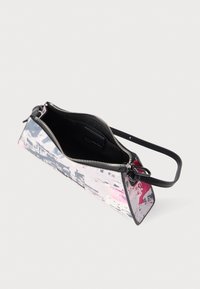 Τσάντα με φερμουάρ και γραφικό σχέδιο σε αποχρώσεις ροζ, μπλε και λευκό, με μαύρο λουράκι και εσωτερικό από λείο δέρμα.