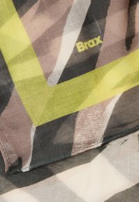 Lichtgewicht sjaal met een geometrisch patroon in tinten bruin, crème en geel, met een gedurfde gele rand en "Brax" logo detail.