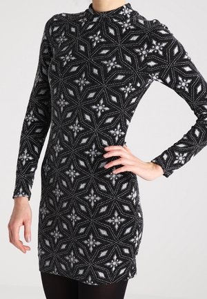 Zwart langslavend dress met een textuur en geometrisch patroon met zilveren accenten en een hoge halslijn. Aansluitende silhouet.