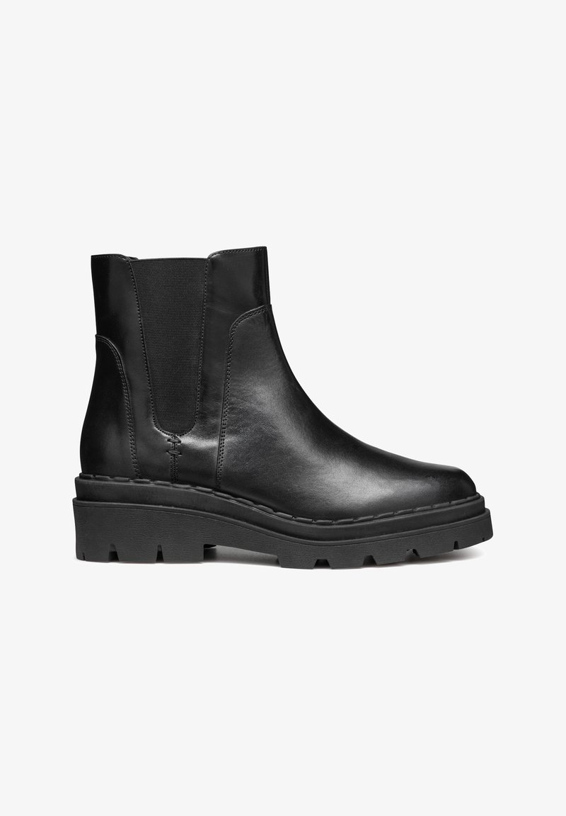 Bottine en cuir noir avec semelle épaisse crantée et panneau latéral élastique pour un enfilage facile, présentée sur fond blanc.